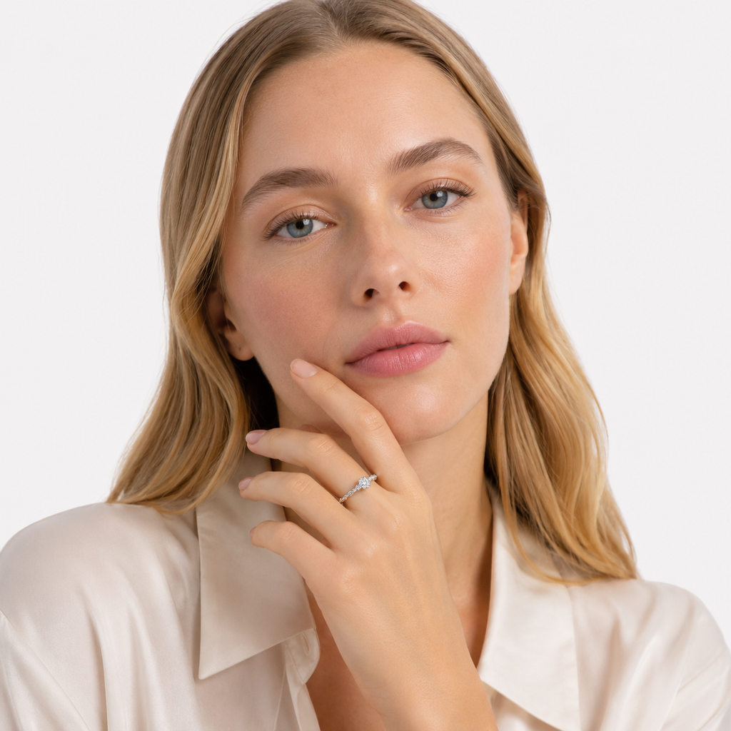 Moissanitt Ring i 925 Sterling Sølv – Delikat Solitaire Ring med Fireklørsfatning