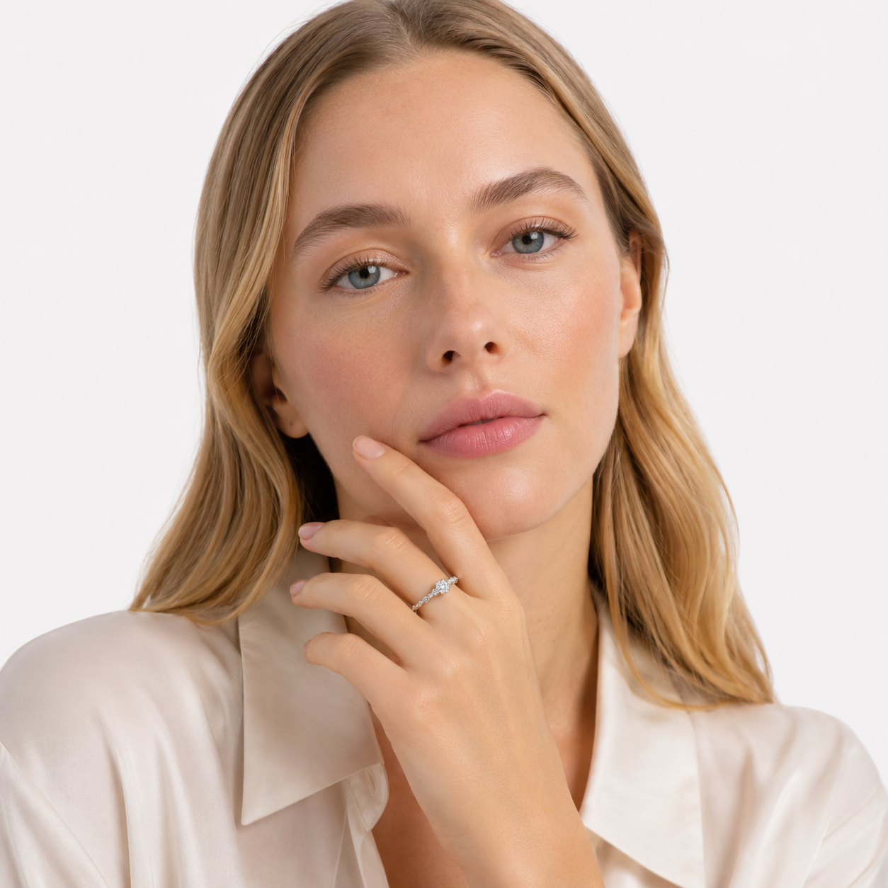 Moissanitt Ring i 925 Sterling Sølv – Delikat Solitaire Ring med Fireklørsfatning