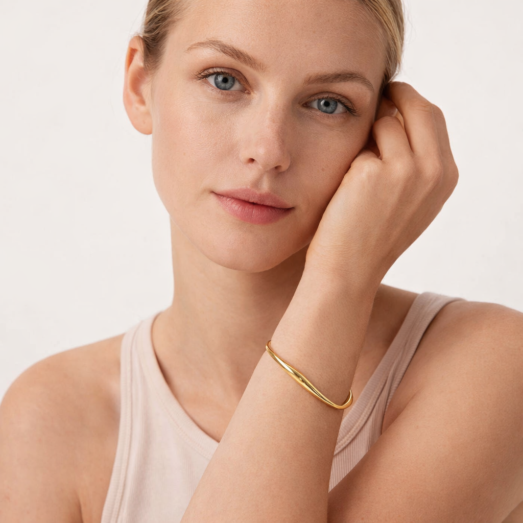 Uregelmessig Cuff Armbånd i Gullbelagt Stål – Trendy og Moderne Design