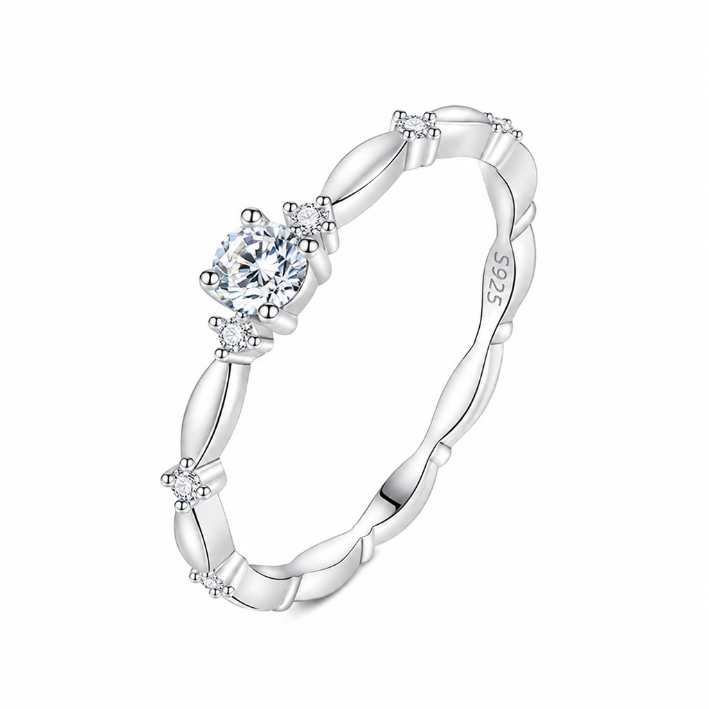 Moissanitt Ring i 925 Sterling Sølv – Delikat Solitaire Ring med Fireklørsfatning