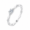 Moissanitt Ring i 925 Sterling Sølv – Delikat Solitaire Ring med Fireklørsfatning
