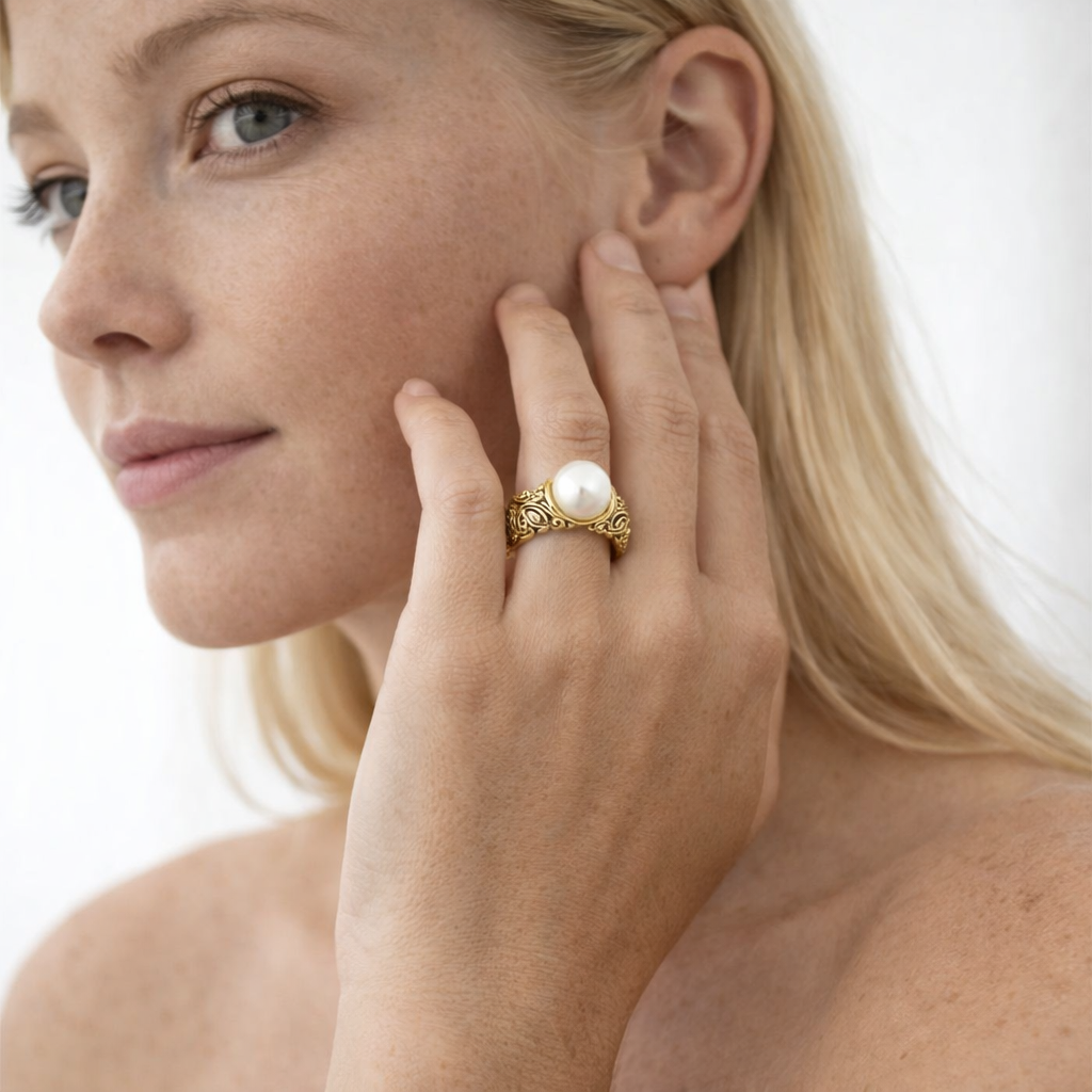 Vintage Gullfarget Ring med Hvit Perle og Blomstermønster – Elegant Smykke for Kvinne