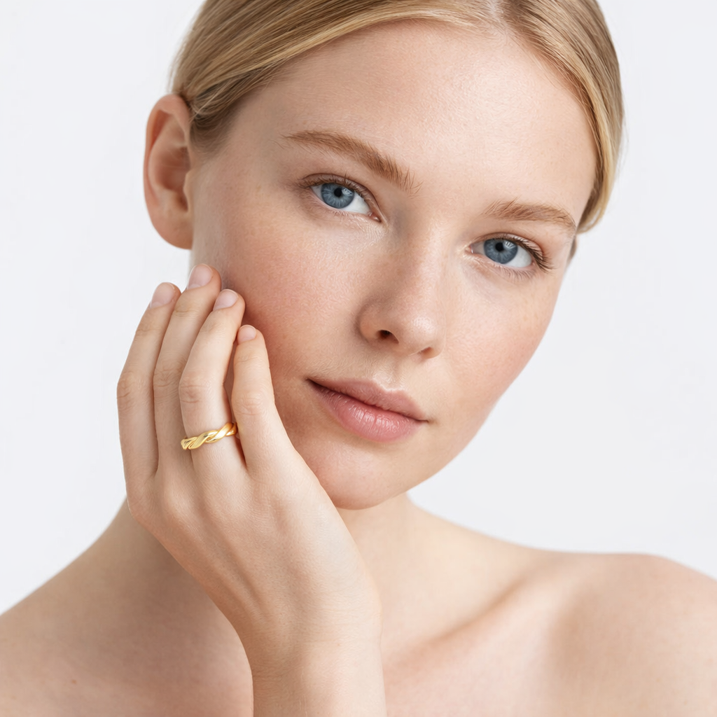 Minimalistisk Bølgedesign Ring i Gullbelagt Stål – Elegant og Vannbestandig
