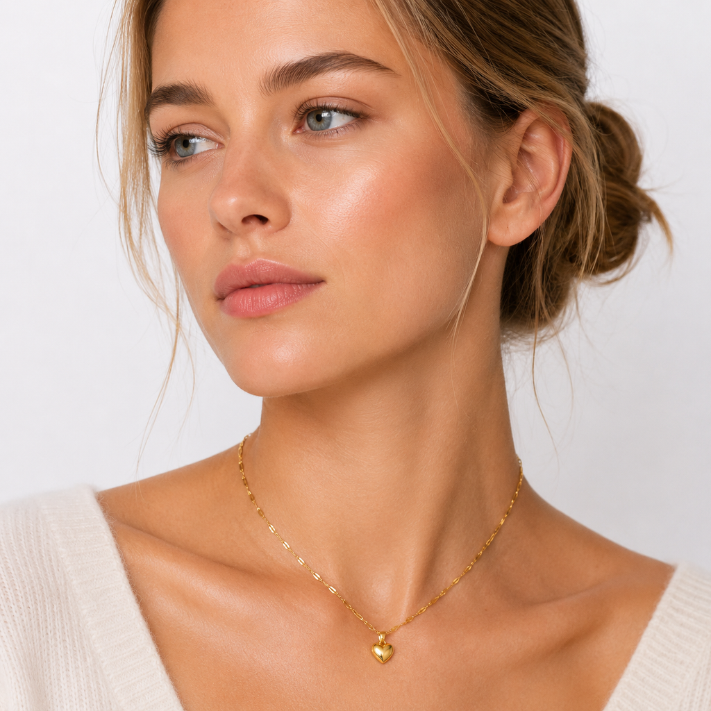 Love Heart Halskjede i Rustfritt Stål – Trendy Minimalistisk Smykke til Dame