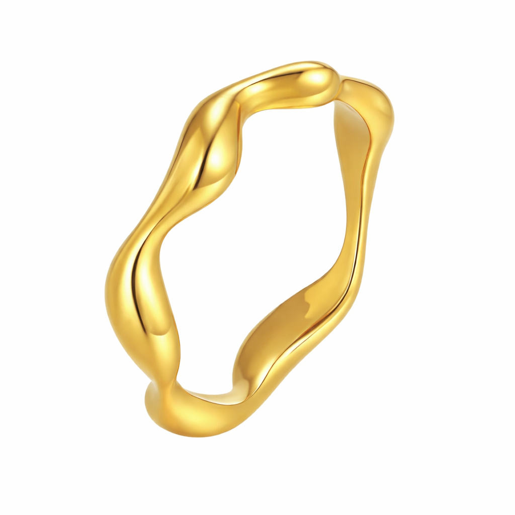 Bølget Ring i Gullbelagt Stål – Minimalistisk og Elegant Design