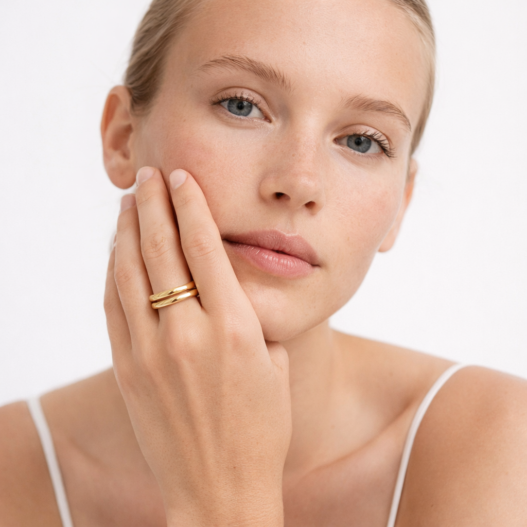 Dobbel Ring i Gullbelagt Stål – Minimalistisk Lagdelt Design