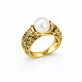Vintage Gullfarget Ring med Hvit Perle og Blomstermønster – Elegant Smykke for Kvinne