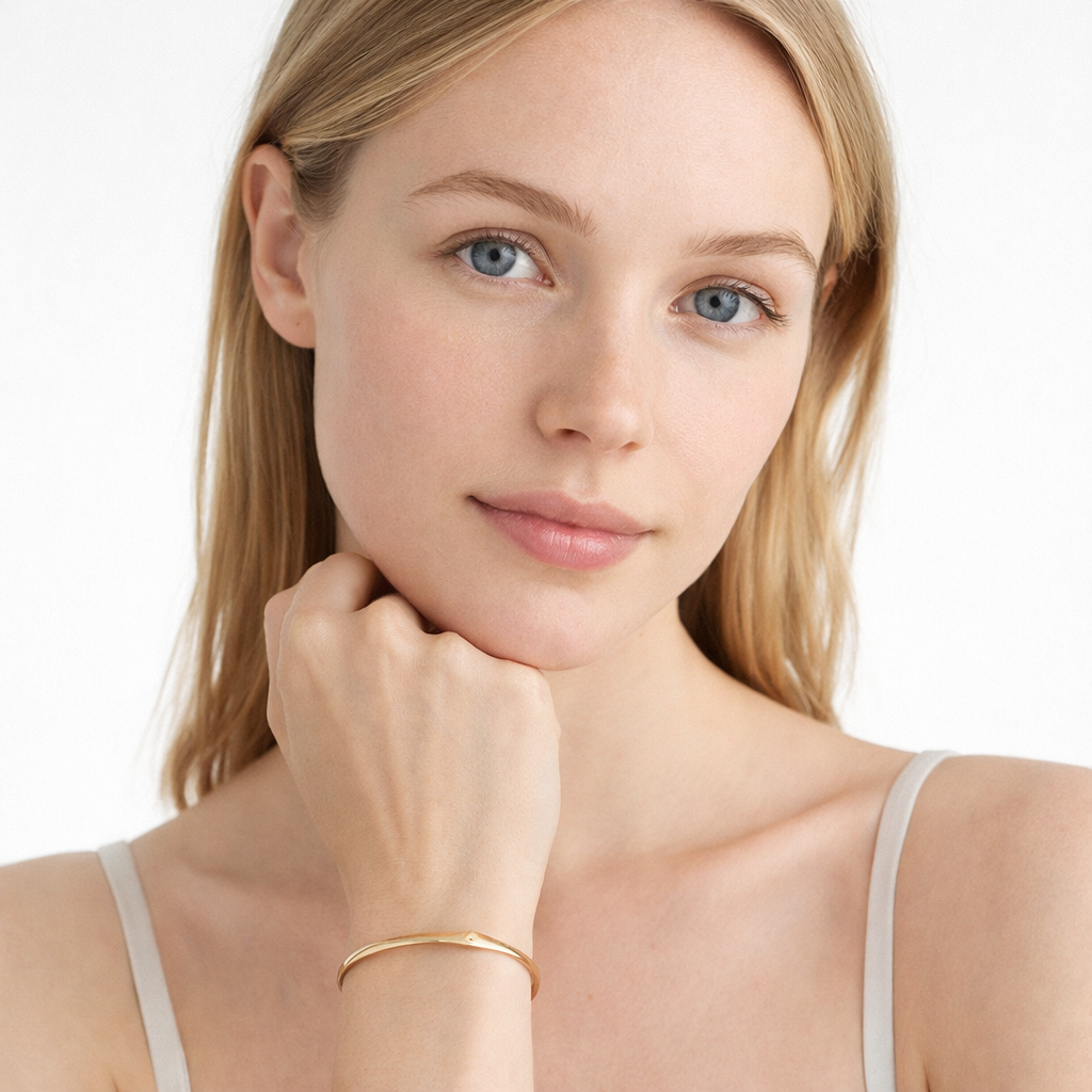 Åpent Cuff Armbånd i Gullbelagt Stål – Justerbart Minimalistisk Design