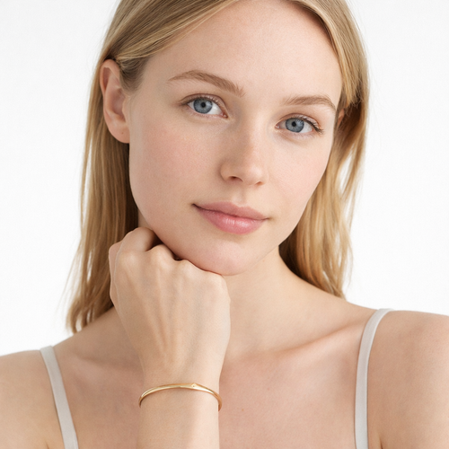 Åpent Cuff Armbånd i Gullbelagt Stål – Justerbart Minimalistisk Design