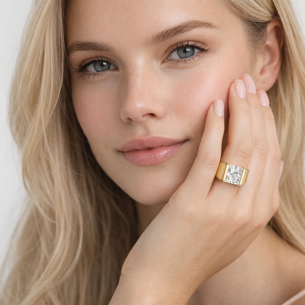 Minimalistisk Gullfarget Ring med Zirkon – Elegant og Tidløs Design