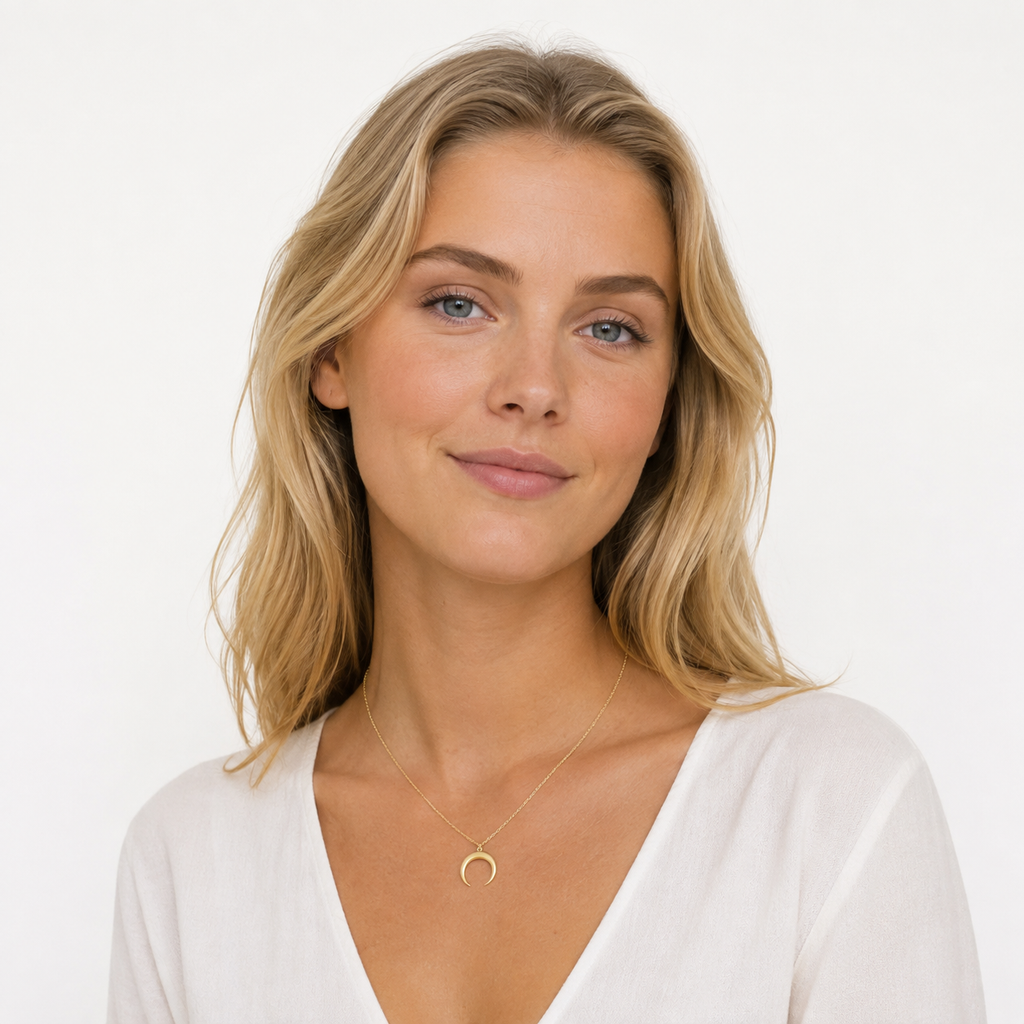 Gullfarget Halskjede med Halvmåneanheng – Minimalistisk Smykke for Dame