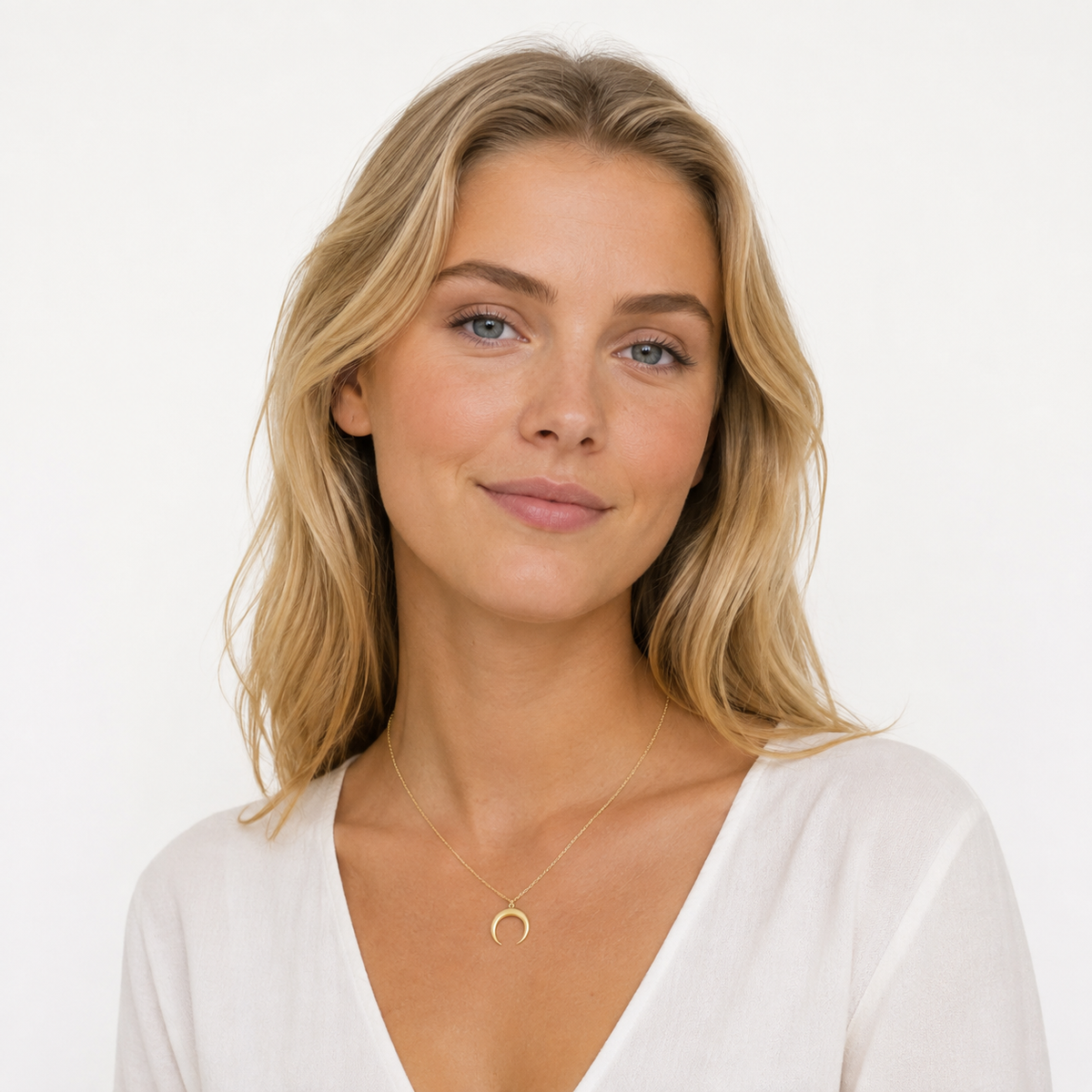 Gullfarget Halskjede med Halvmåneanheng – Minimalistisk Smykke for Dame