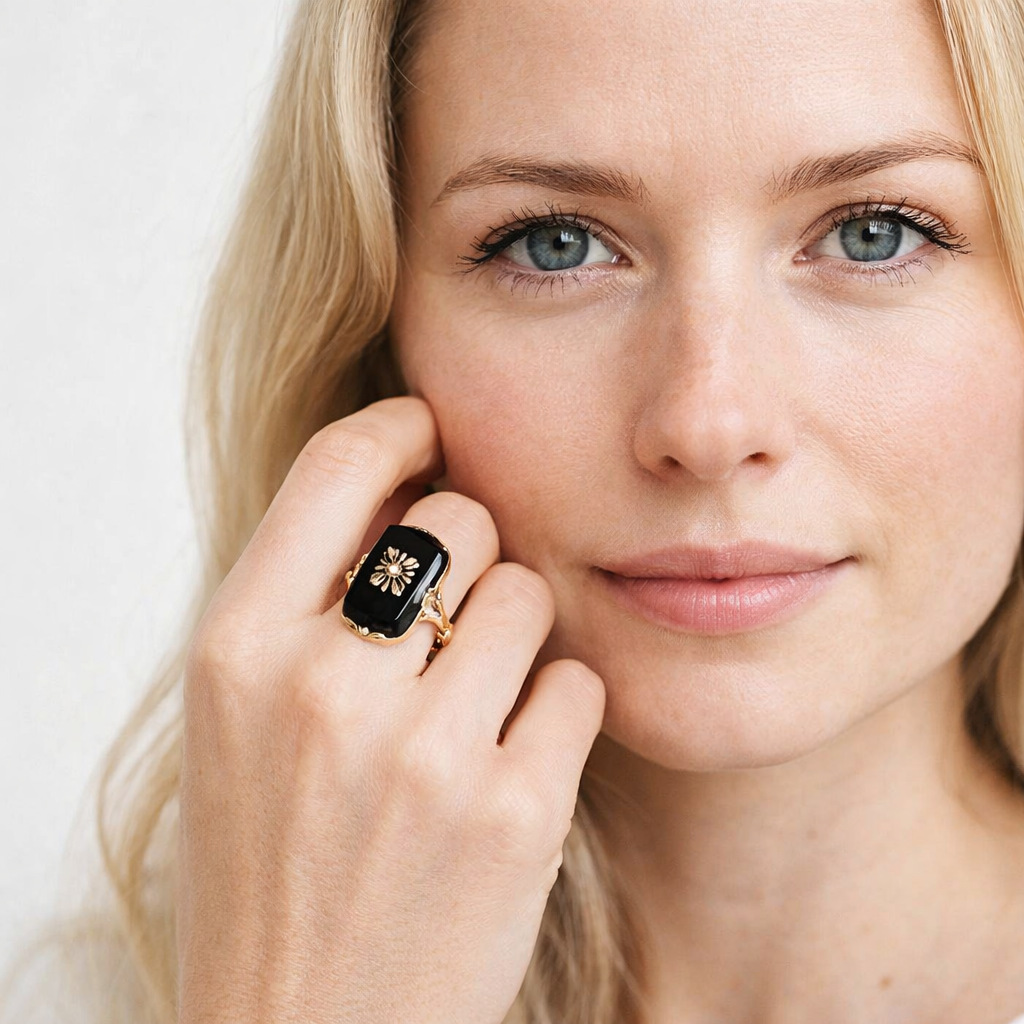 Vintage Ring med Sort Blomst – Elegant Statement Ring for Kvinner