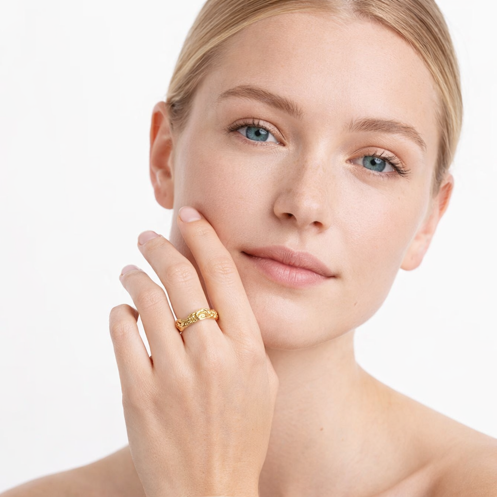 Bølget Statement Ring i Gullbelagt Stål – Ujevn Hammeret Design