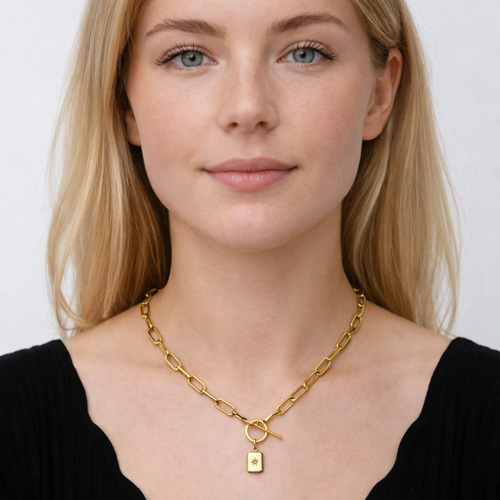 Lenkehalskjede med Firkantet Anheng og T-Bar Lås – Gullbelagt Stål (Tarnish-Free)