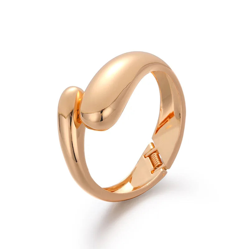 Dråpeformet Cuff Armbånd i Stål – Minimalistisk og Tidløst Design