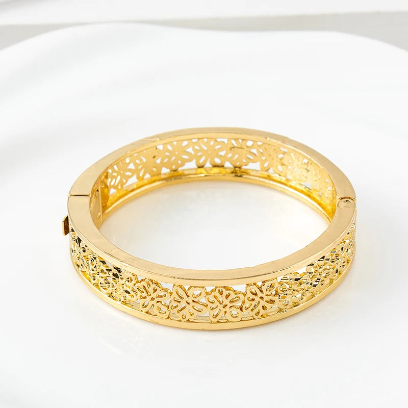 Gullfarget Fatima Armring – Luksuriøs Hulldesign med Elegant Spenne