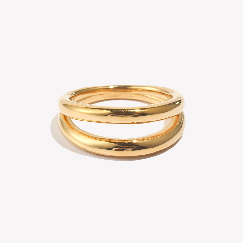 Dobbel Ring i Gullbelagt Stål – Minimalistisk Lagdelt Design