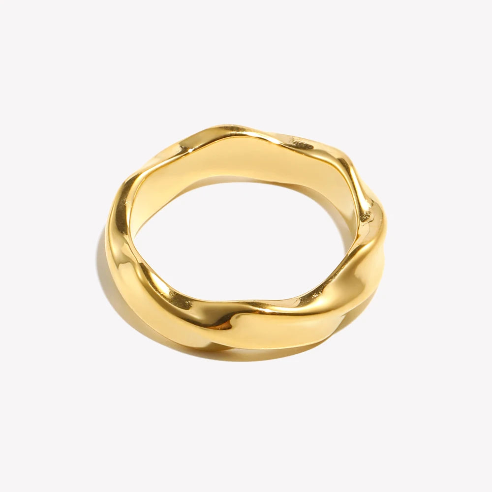Minimalistisk Bølgedesign Ring i Gullbelagt Stål – Elegant og Vannbestandig
