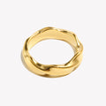 Minimalistisk Bølgedesign Ring i Gullbelagt Stål – Elegant og Vannbestandig