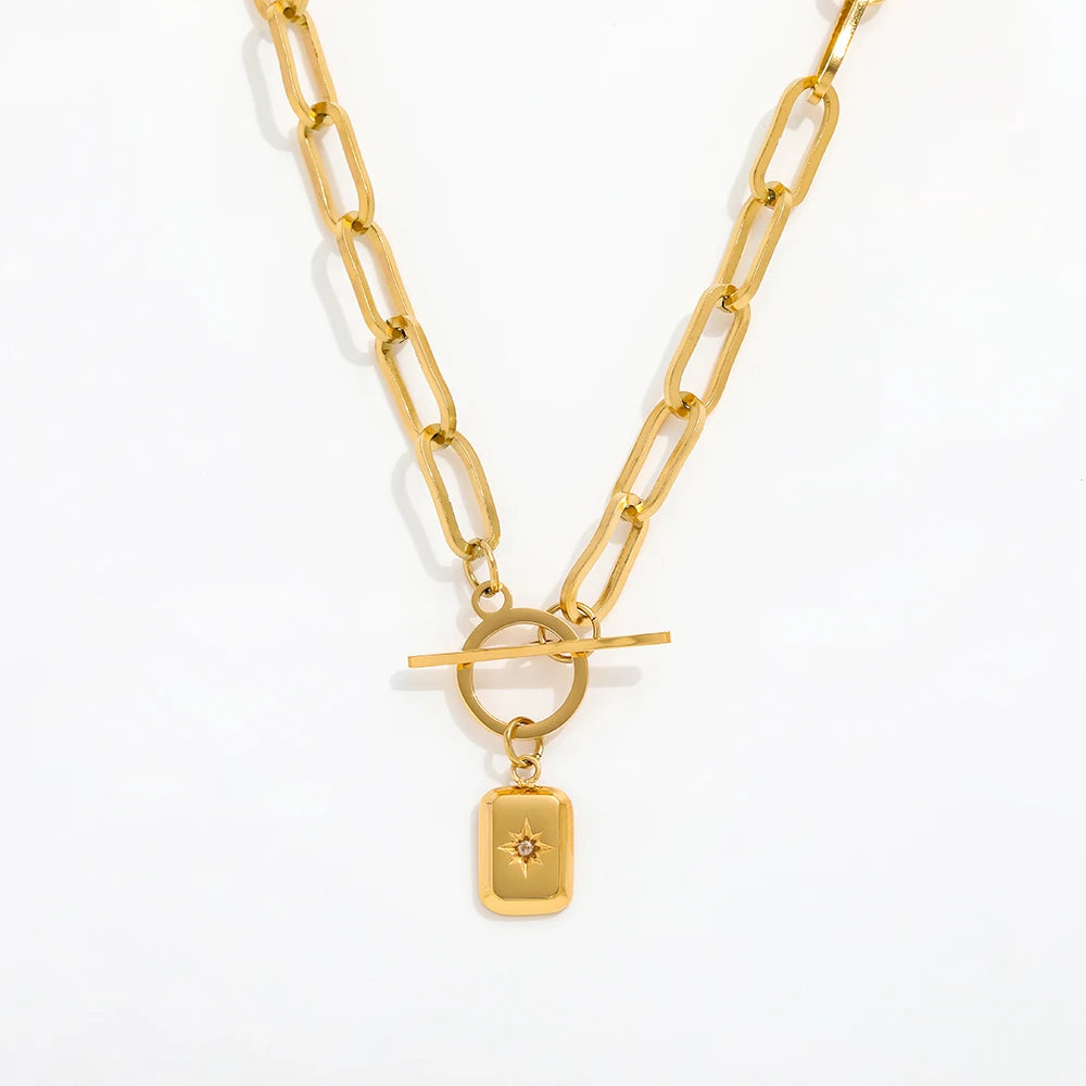 Lenkehalskjede med Firkantet Anheng og T-Bar Lås – Gullbelagt Stål (Tarnish-Free)