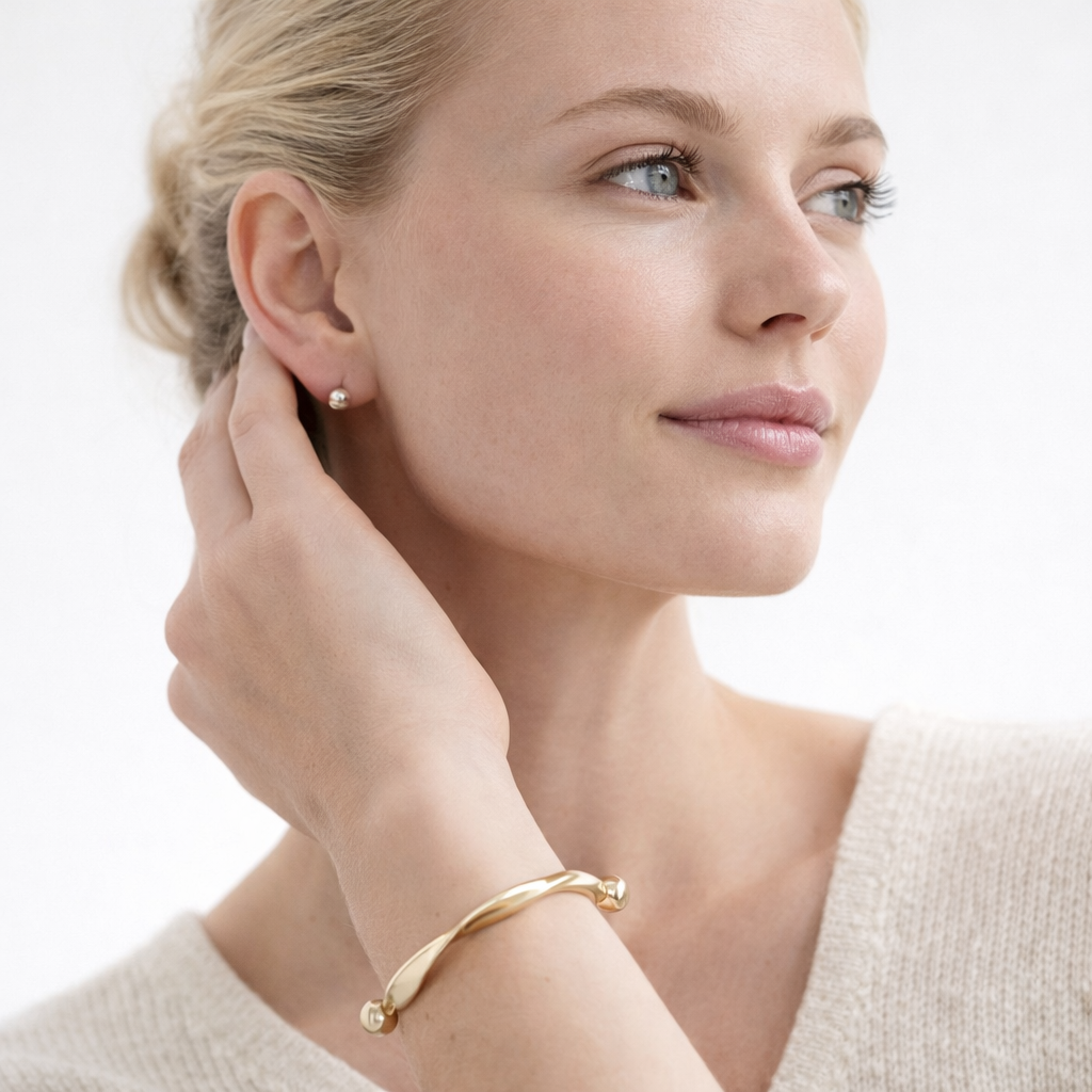 Enkel Gullfarget Åpen Armring med Krystaller – Elegant og Tidløs Damearmring