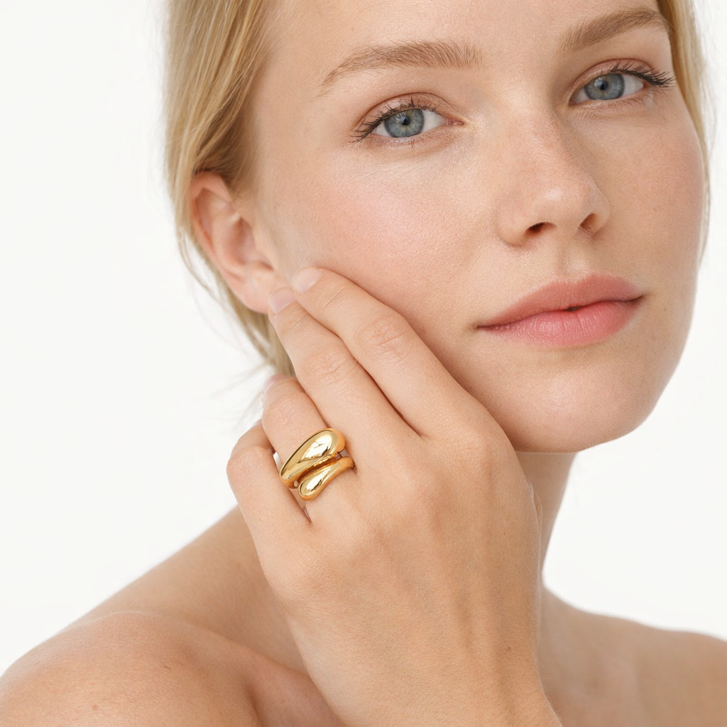 Åpen Ring med Doble Kuler i Gullfarget Stål – Minimalistisk og Justerbar