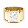Minimalistisk Gullfarget Ring med Zirkon – Elegant og Tidløs Design