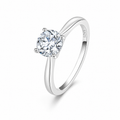 Moissanitt Ring i 925 Sterling Sølv – Klassisk Solitaire Ring med Fireklørsfatning