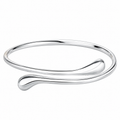 Elegant armbånd til dame i 925 sterlingsølv med dråpedesign – tidløst smykke til hverdag og fest