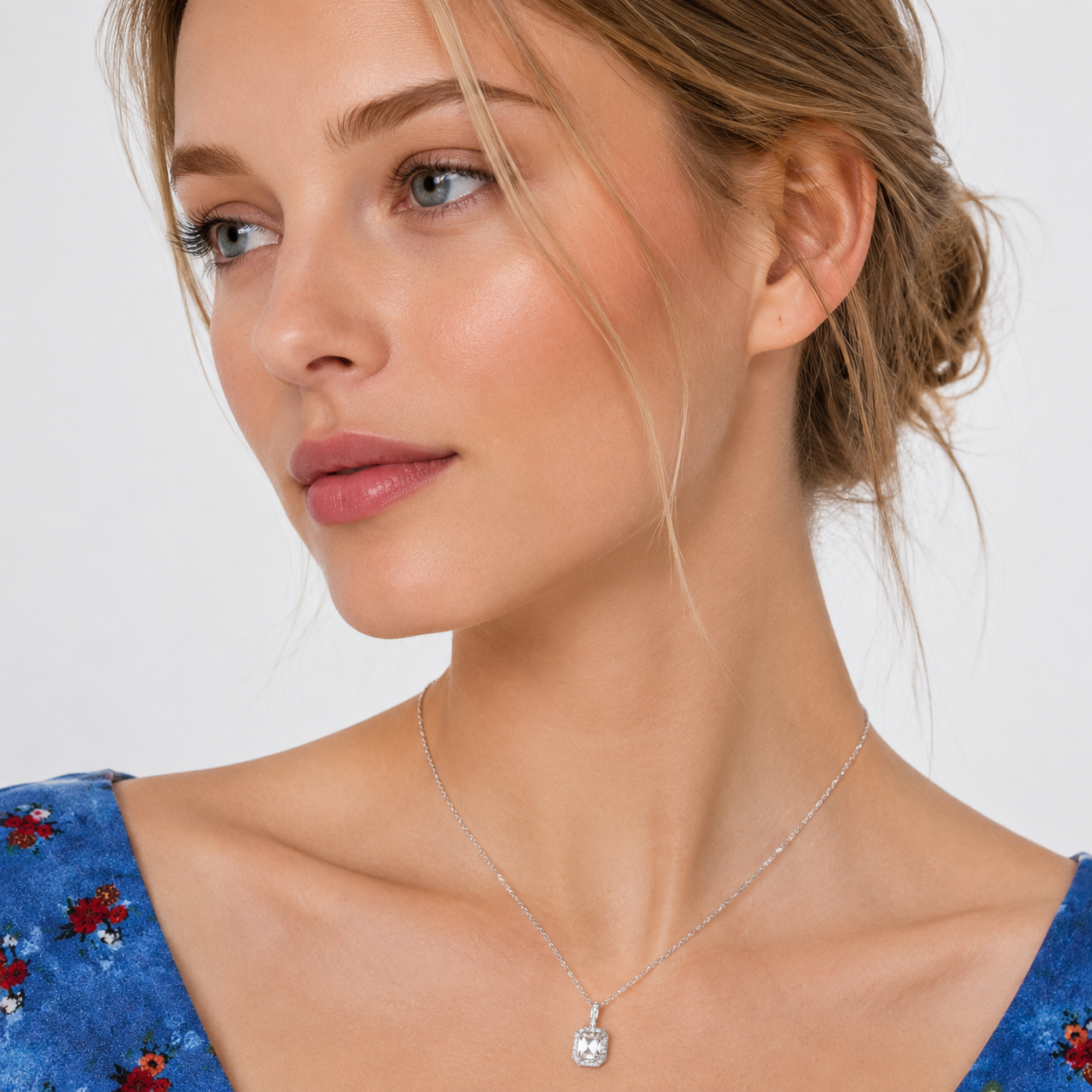 Lab Grown Diamond Halskjede i PT950 Platina – Emerald Cut Diamantsmykke