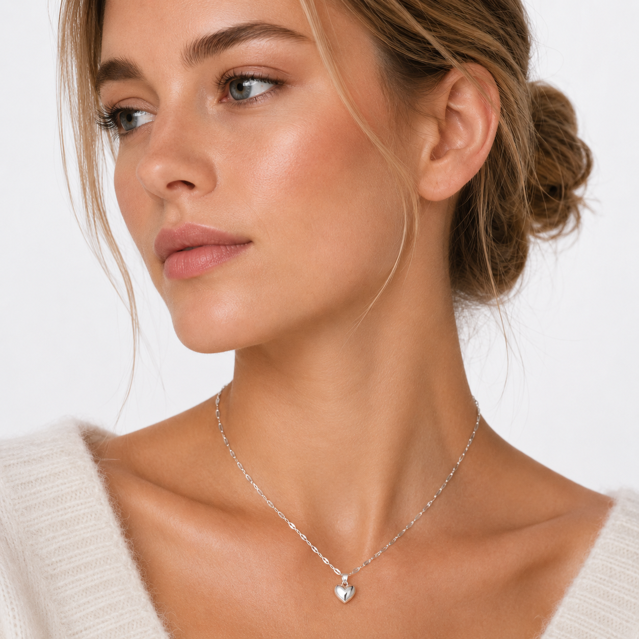 Love Heart Halskjede i Rustfritt Stål – Trendy Minimalistisk Smykke til Dame
