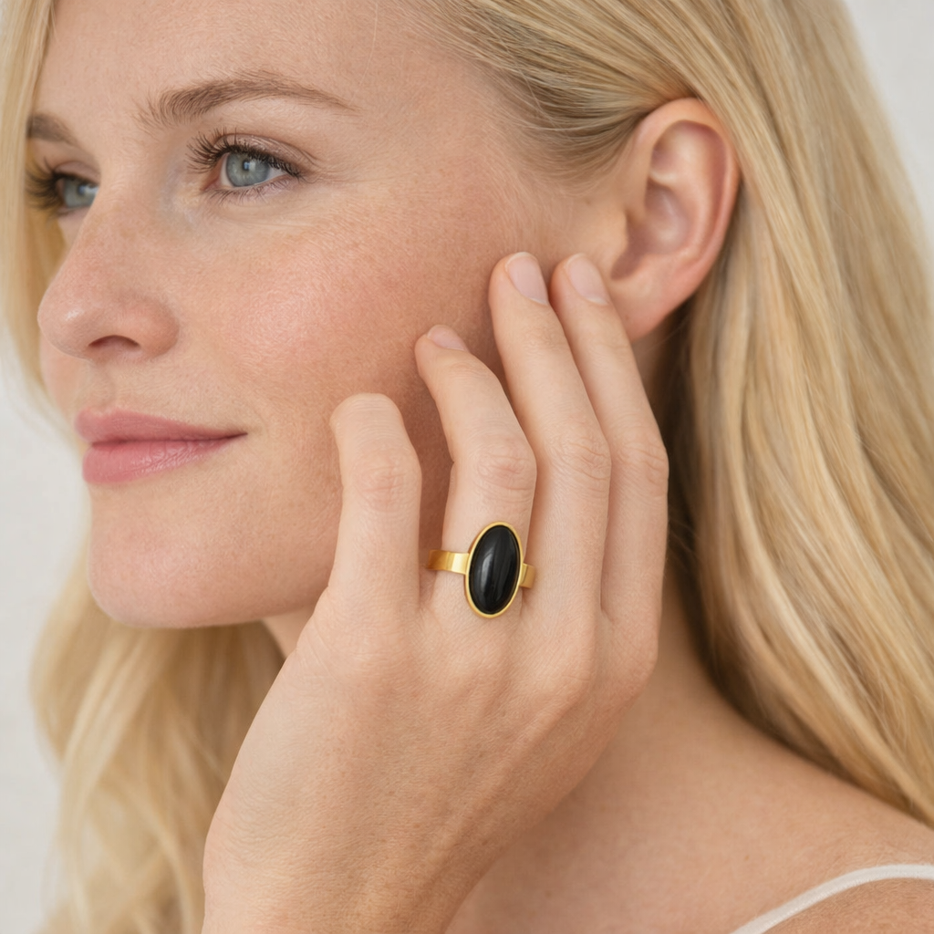 Gullfarget Ring med Sort Oval Rhinstein – Elegant og Trendy Statement Ring